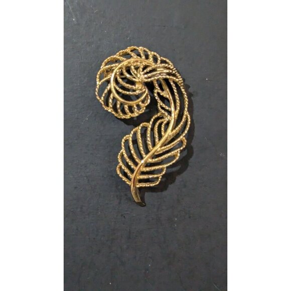 Vintage  Gerrys Ornate Gold Feather Brooch Pin - 3 Inches - Costume Jewelry - Picture 6 of 7